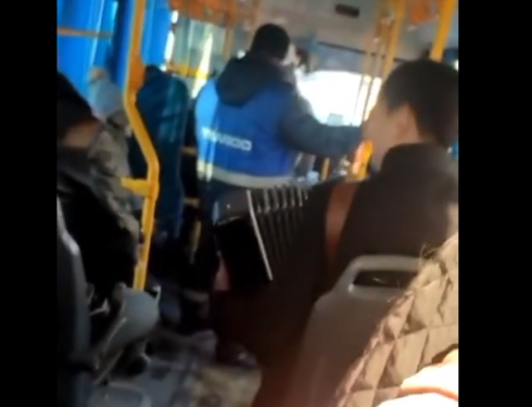 Житель Жезказгана трогательно поздравил женщин с 8 марта, спев в автобусе