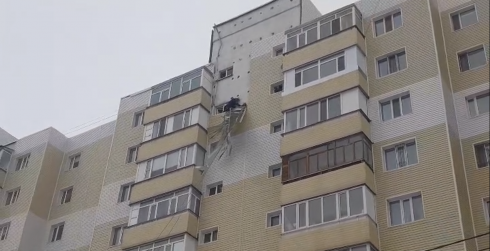 В Караганде спасатели экстренно сняли с дома № 70 по проспекту Шахтеров отвалившийся кусок обшивочного материала