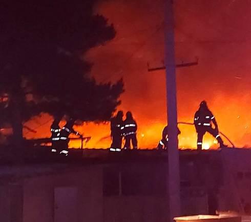 В Караганде во время тушения пожара в гараже частного дома взорвался газовый баллон