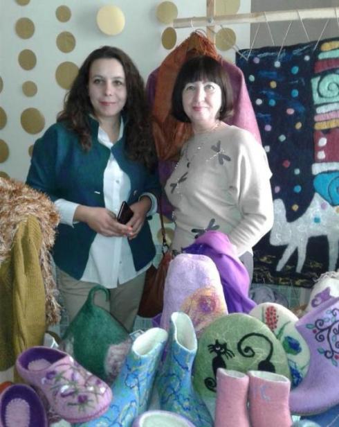 Волшебство из шерсти: Обувь и сумки из войлока изготавливает рукодельница из Абая
