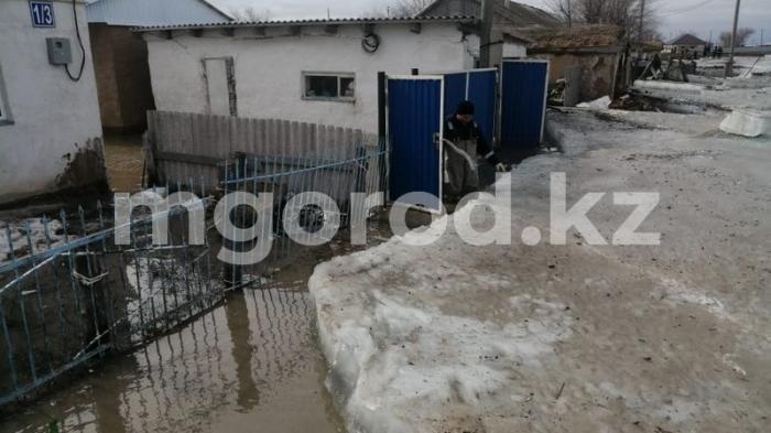Лед и вода угрожают жителям села в ЗКО
                13 марта 2023, 18:52
