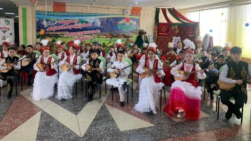 Музыкальный челлендж: 10 тысяч домбристов играли казахские кюи в школах и колледжах Карагандинской области