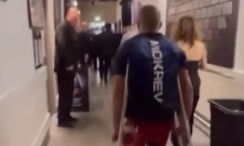 Российский боец оказался на костылях после победы в UFC. Видео