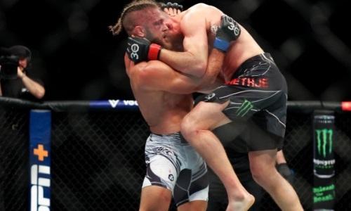«Полная х**ня». Судейское решение в бою уроженца Казахстана со звездой UFC вызвало возмущение