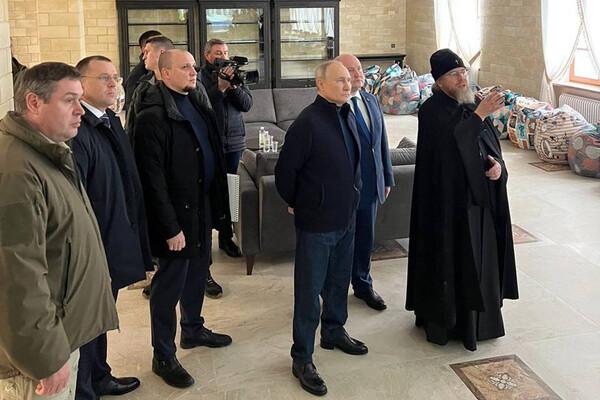 Владимир Путин посетил Мариуполь, поговорил с местными жителями и зашел в филармонию