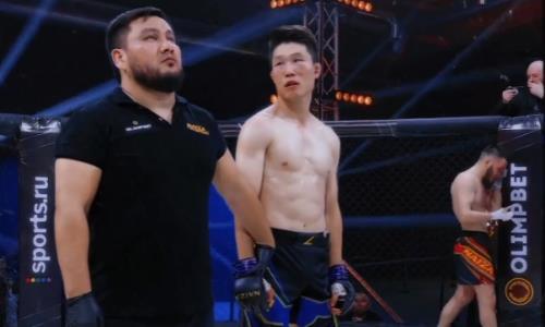 Страшной травмой закончился бой казахстанского экс-чемпиона. Видео