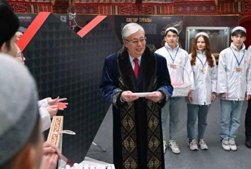 Касым-Жомарт Токаев принял участие в благотворительной акции «Жүрек жылуы»