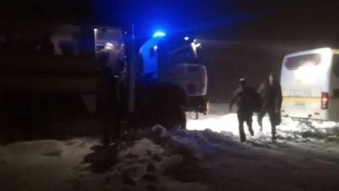 Автобус с пассажирами попал в снежный занос в Карагандинской области
