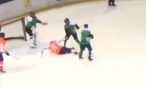 «Что дальше? Летальный исход?». В Казахстане хоккеиста избили клюшкой по голове. Видео