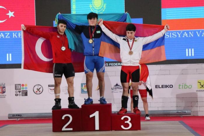 Казахстанский тяжелоатлет завоевал «серебро» ЧМ-2023 среди юношей