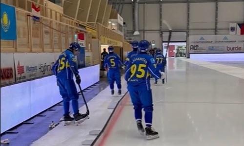 Казахстан разнес США на чемпионате мира по хоккею с мячом