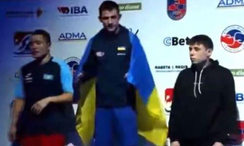 Церемония награждения с участием казахстанского боксера вылилась в скандал с флагом. Видео