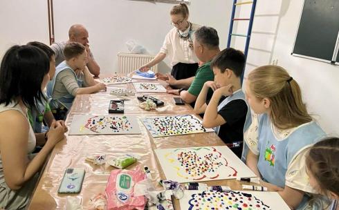 Карагандинка проводит творческие занятия для детей с аутизмом