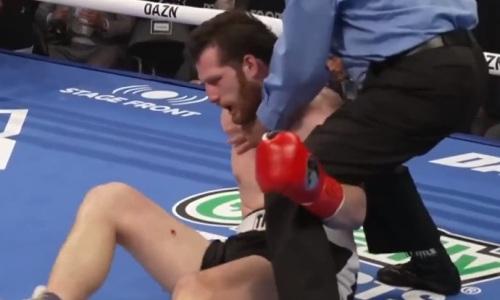 Непобежденный американский боксер зубодробительным апперкотом отправил соперника в тяжелый нокаут. Видео