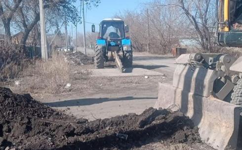 С начала апреля в одном из районов Караганды не могут завершить ремонтные работы на водопроводе