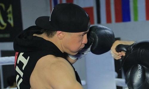 Казахстанский боксер показал рабочие моменты перед боем за титул WBC в Турции