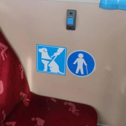 В карагандинских автобусах появились таблички, призывающие пассажиров уступать места детям, беременным и пенсионерам