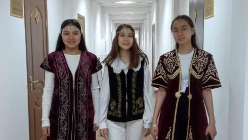 На учёбу в национальной одежде: В Караганде студенты запустили челлендж