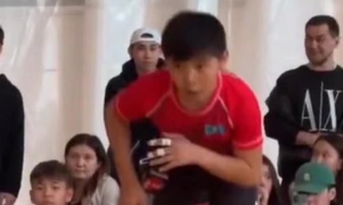 «Казахстанская машина». Юный боец ММА взорвал Сеть своим приемом. Видео