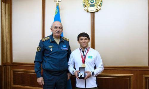 Министр обороны поздравил борца с победой на чемпионате Азии