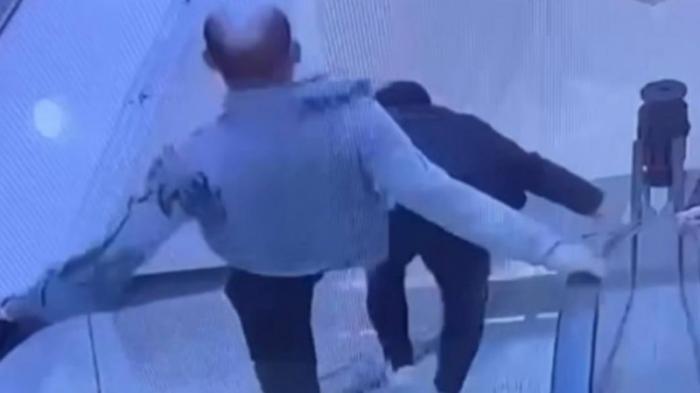 Пнул в спину: В Караганде мужчина столкнул посетителя с эскалатора
                17 апреля 2023, 21:45