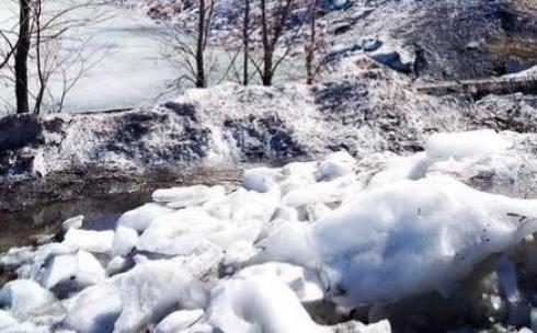 В Караганде приведут в порядок территорию в Центральном парке, куда свозили снег и лёд с катка