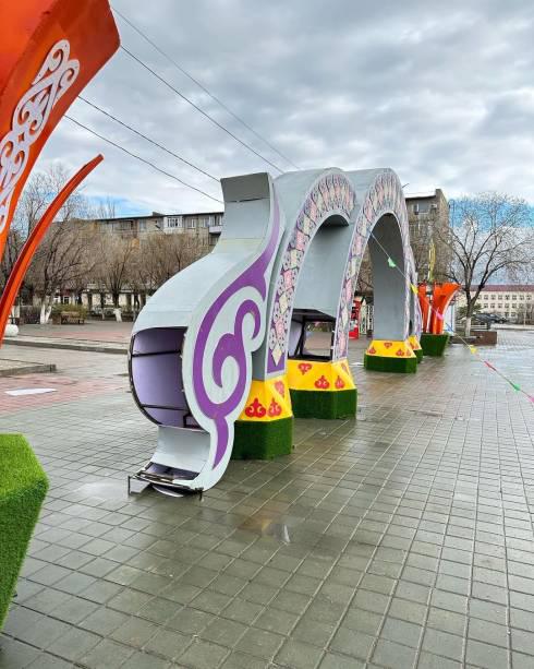 В Жезказгане вандалы разгромили новую декоративную арку на одной из главных улиц