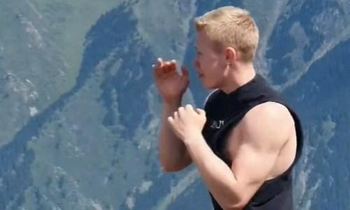 Казахстанский боксер показал дуэль взглядов на высоте 3000 метров. Видео
