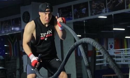 Казахстанский тяжеловес блеснул внушительной скоростью ударов перед боем за титул WBC. Видео