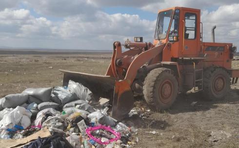 В Караганде начали очищать от мусора территорию одного из снегоскладов раньше, чем планировалось