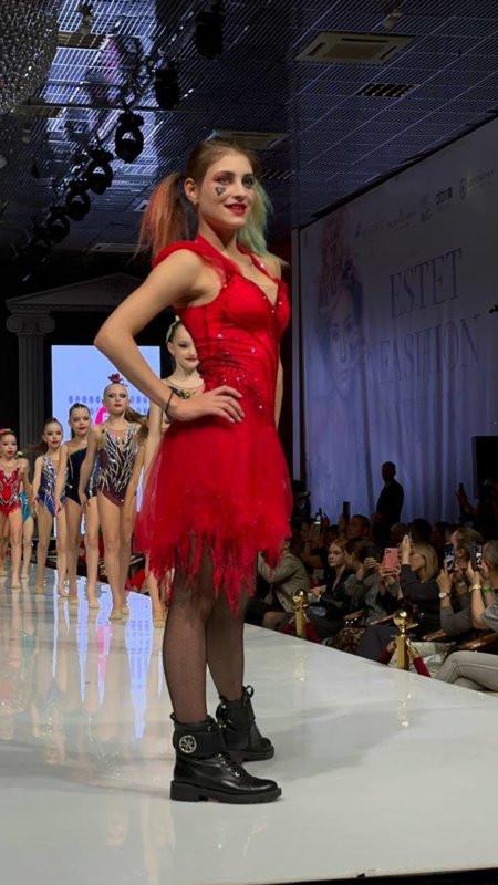 Фото. Российская фигуристка приняла участие в показе мод в платье к своей программе «Harley Quinn»