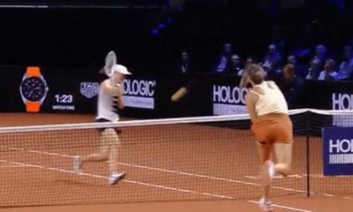 Принципиальная соперница Рыбакиной едва не покалечила лучшую теннисистку мира. Видео