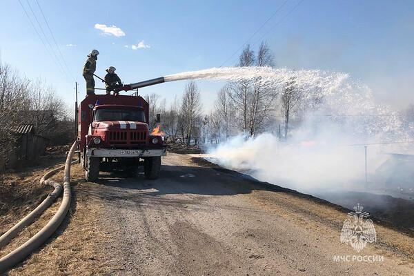 При пожаре в поселке Сосьва на Урале сгорело почти 100 строений