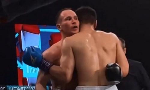 Издевательский жест россиянина во время боя с казахстанским боксером попал на видео