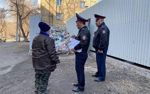 Вонь и крысы: жители Пришахтинска пожаловались на кучи мусора от местного рынка