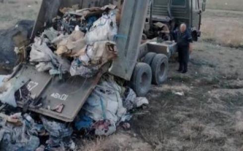 В Караганде задержали водителя КамАЗа, который сгружал мусор в микрорайоне Кунгей