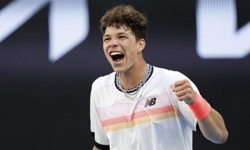 Молодой теннисист исполнил невероятный удар на турнире в Мадриде. Видео