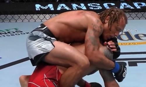 «Маньяк» задушил бывшего соперника казахстанского бойца UFC. Видео