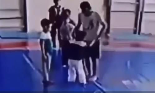 В Азербайджане тренер до смерти избил семилетнего мальчика. Появилось шокирующее видео