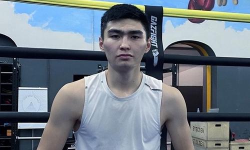 Казахстанский боксер опубликовал видео своих тренировок в одном зале с Жанибеком Алимханулы