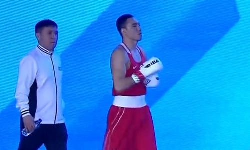 Казахстанский боксер побил девятикратного чемпиона на старте ЧМ-2023