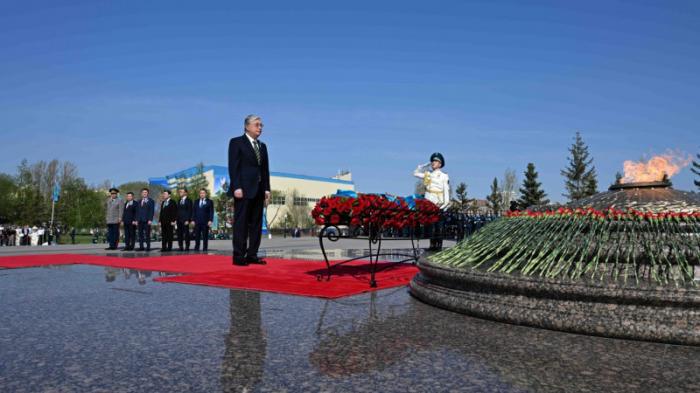 Президент Токаев возложил цветы к монументу ”Отан Ана”
                08 мая 2023, 12:25