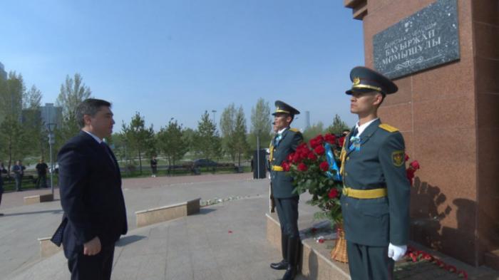Глава Администрации Президента возложил цветы к памятнику Бауыржану Момышулы
                09 мая 2023, 13:18