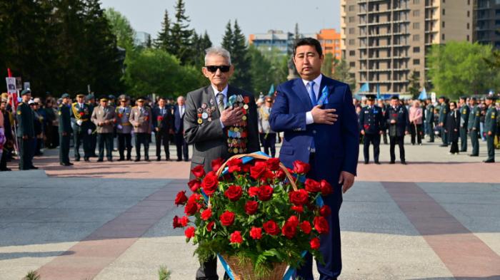 Аким СКО и ветеран ВОВ Иван Клименко возложили цветы к Вечному огню
                09 мая 2023, 18:04