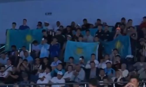 Казахстанские болельщики «зажгли» во время чемпионата мира по боксу в Ташкенте. Видео