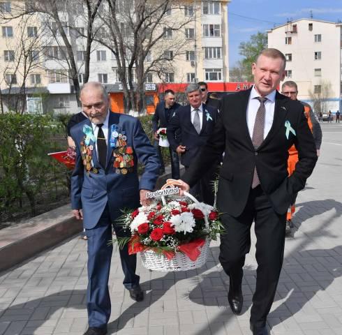 Руководство компании «АрселорМиттал Темиртау» вместе с ветеранами традиционно возложили цветы к мемориалам в честь Дня Великой Победы