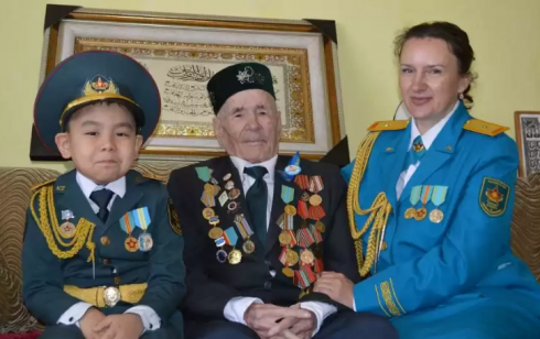 97-летнего фронтовика-танкиста Исмагилла Галиуллина поздравили военнослужащие Карагандинского гарнизона