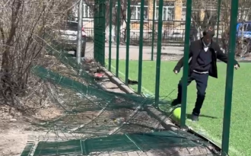 На стадионе в Темиртау на ребенка упали футбольные ворота