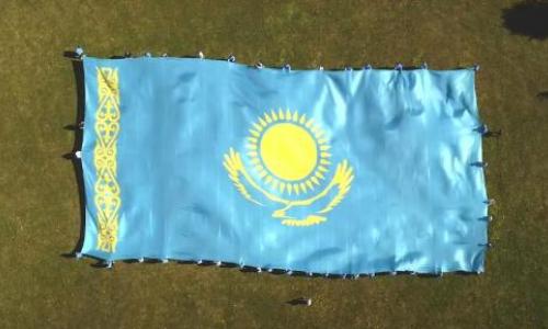 В Риге болельщики развернули огромный флаг Казахстана. Видео