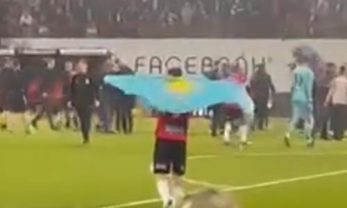 Чемпион Бельгии по футболу отпраздновал «золото» с флагом Казахстана. Видео